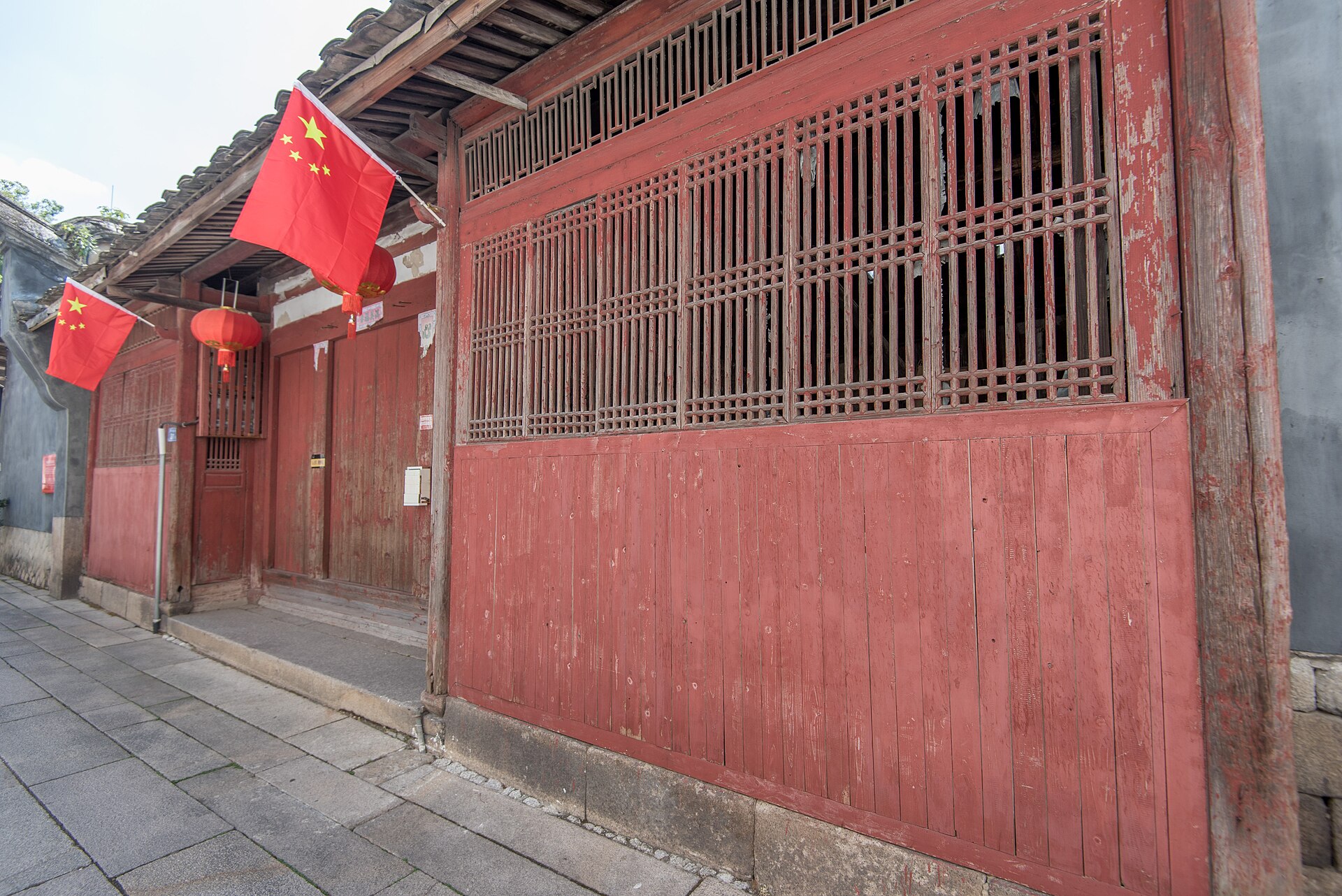 Three Lanes and Seven Alleys