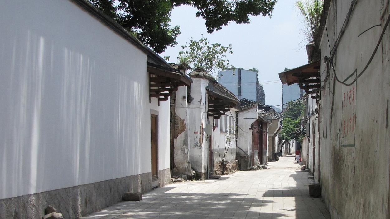 Three Lanes and Seven Alleys